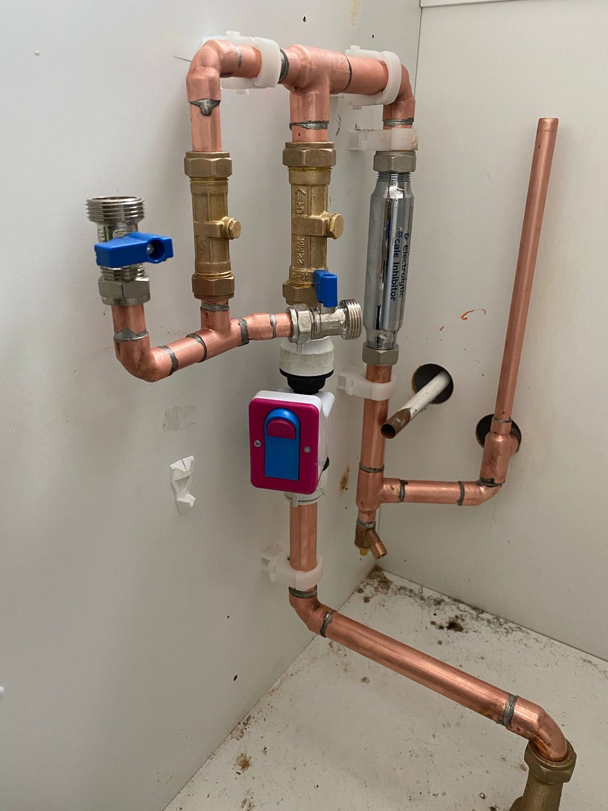 Smart leak detector with magnetic scale inhibitor installation Bedford